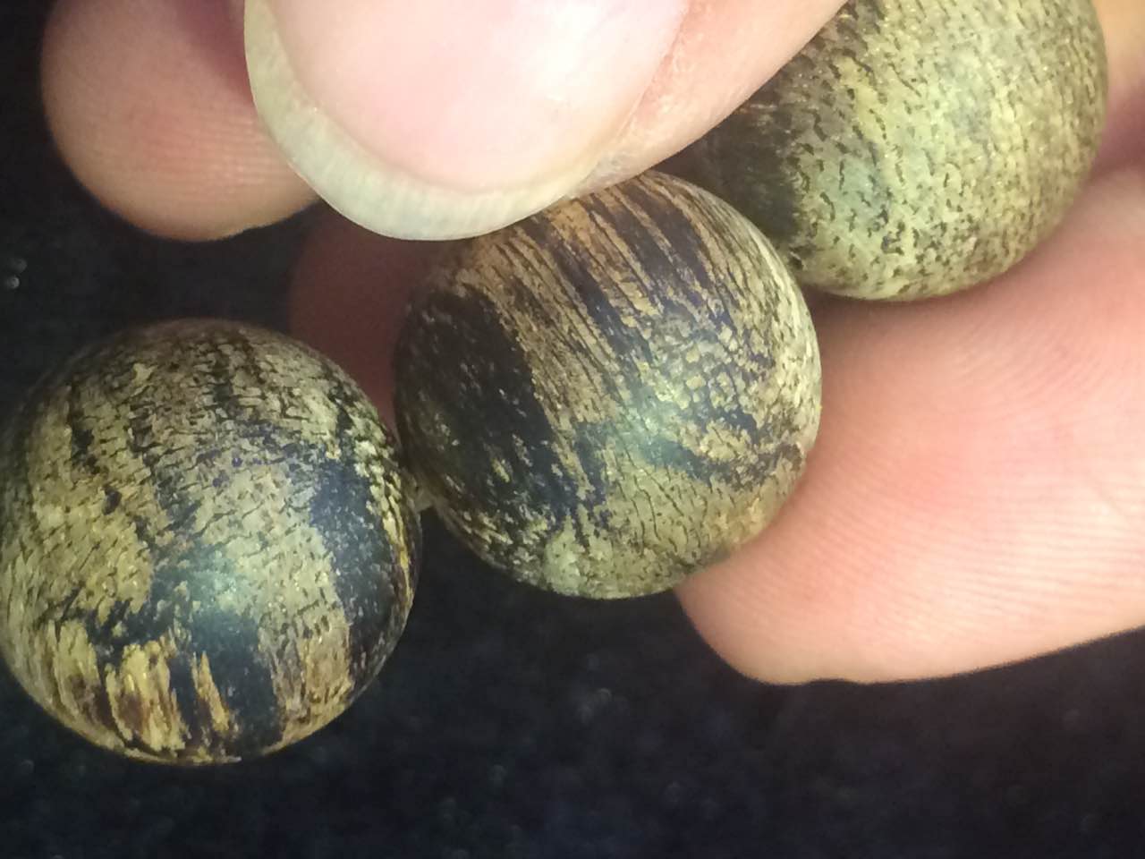 沉香手串价格一般是多少,深度解析沉香手串的价格及风险