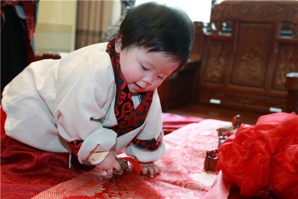 简单的宝宝抓周流程,宝宝一周岁抓周物品攻略