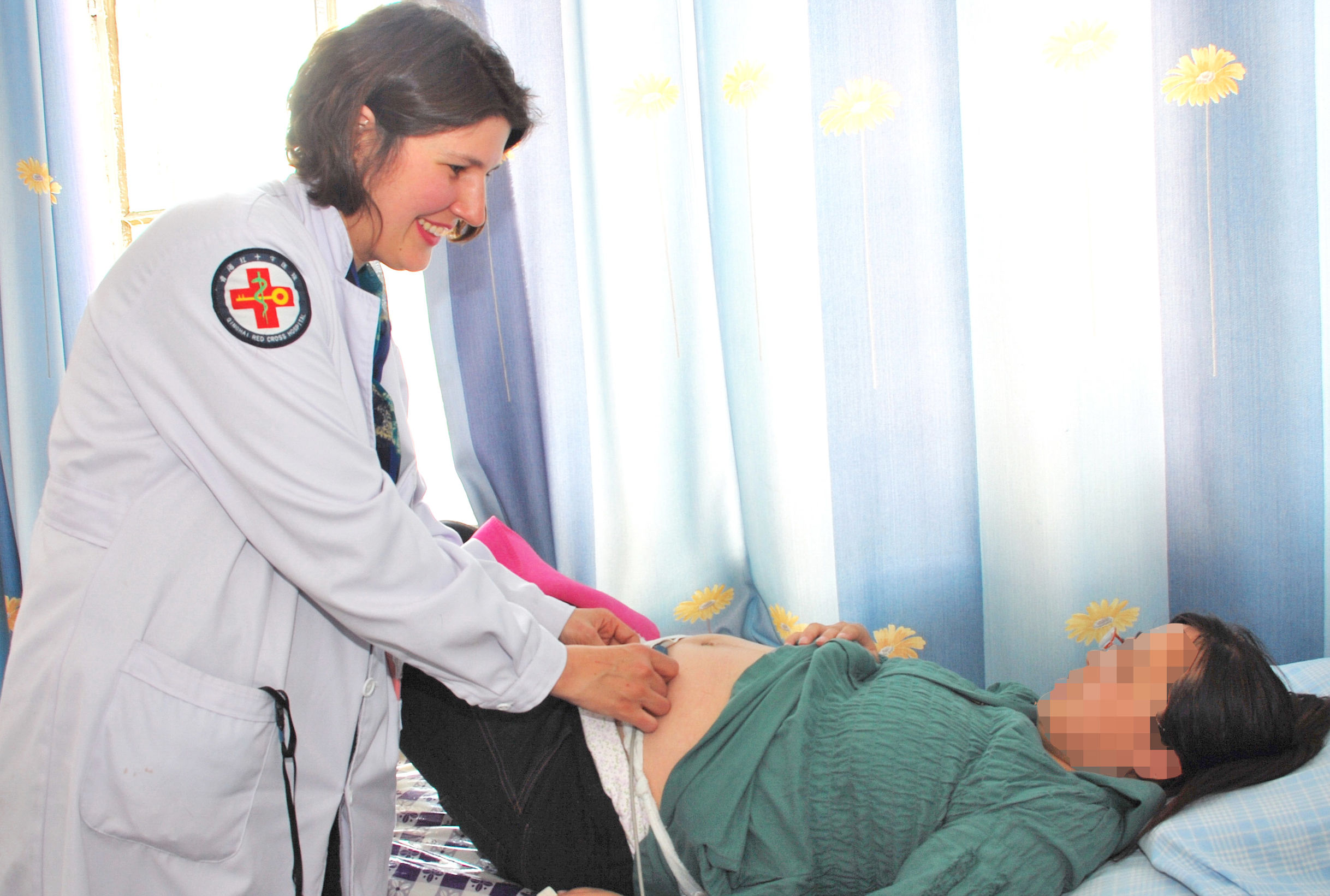 青海:从人文视角看外国医学专家执业理念对医院员工的影响