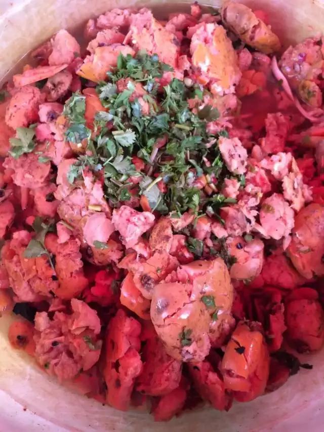 水果蘸着盐巴、辣椒吃，泡酒喝，云南人吃水果的姿势太丰富多彩了