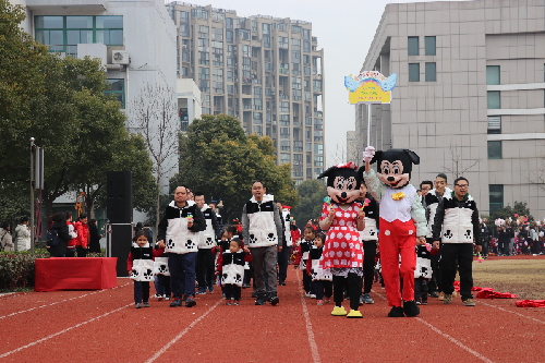 亲子运动会家长摔倒一大片,幼儿园搞运动会家长猝死