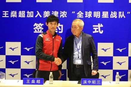 球员动态｜王燊超帅气出席代言品牌签售会