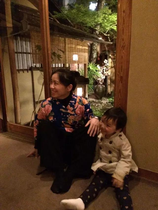 曼莉专栏｜葡萄*妞小**随妈游日本