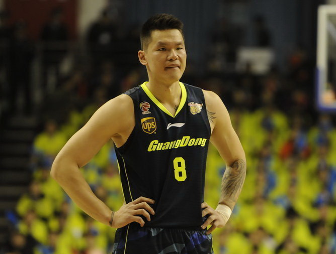 他是中国篮坛的“拳王”，组合拳打晕巴西*男猛**，现为三个娃的老爸