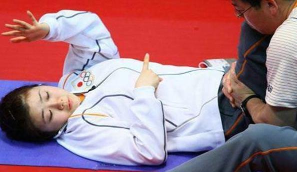 教练运动员在旁边热身,教练的手放哪呢