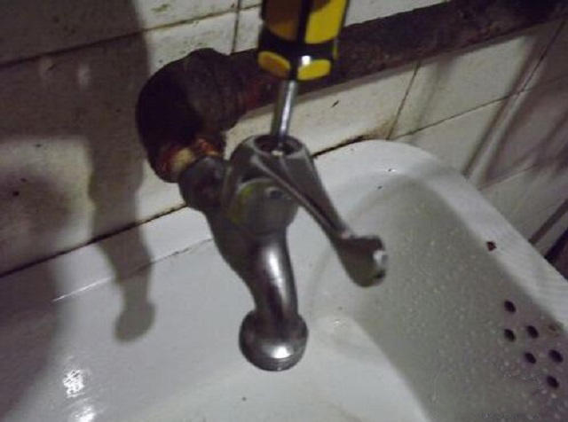 洗澡间水龙头开关滴水维修方法,净水器水龙头滴水维修视频教程