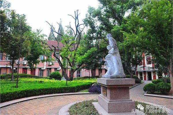 纺织专业排名第一的东华大学还有那些特色专业？将来就业怎么样？