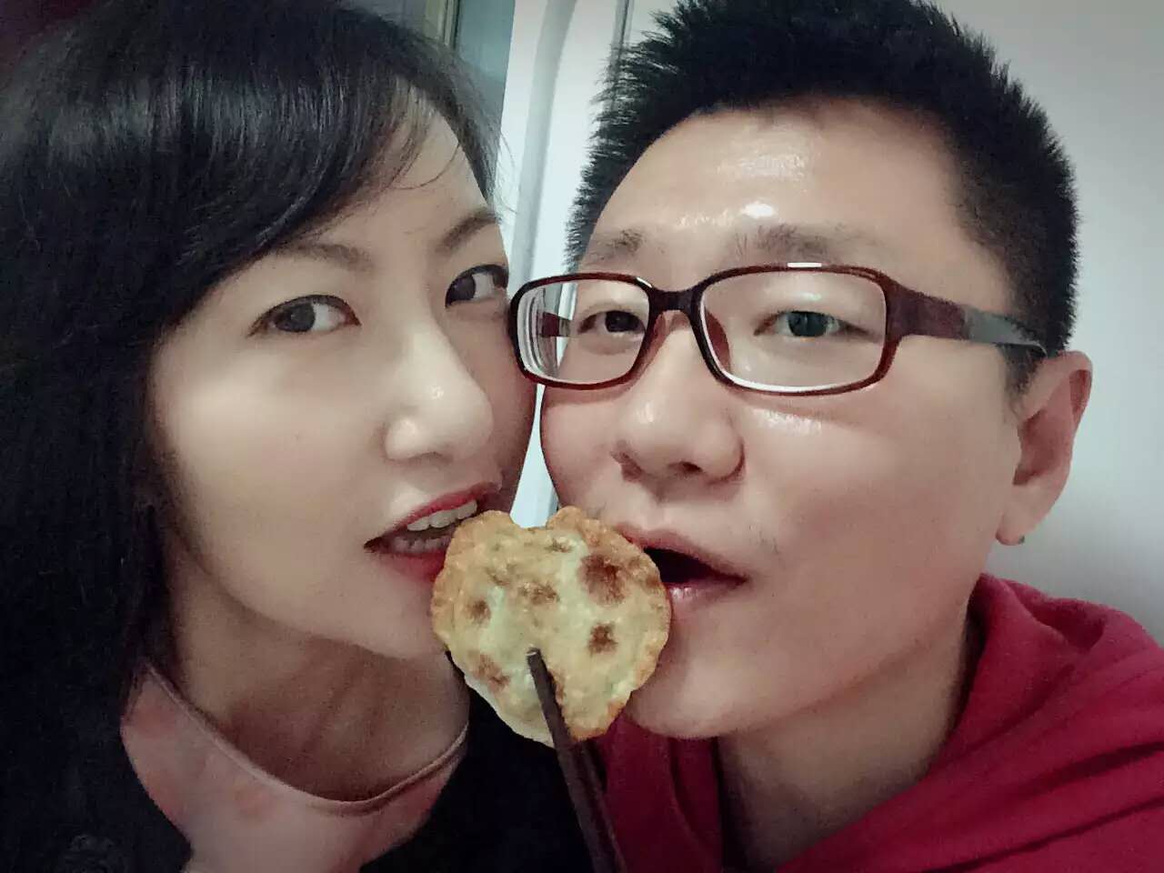 在爱人臂弯先行，窗外小雨滴滴答答，最后的日子也能如此精彩