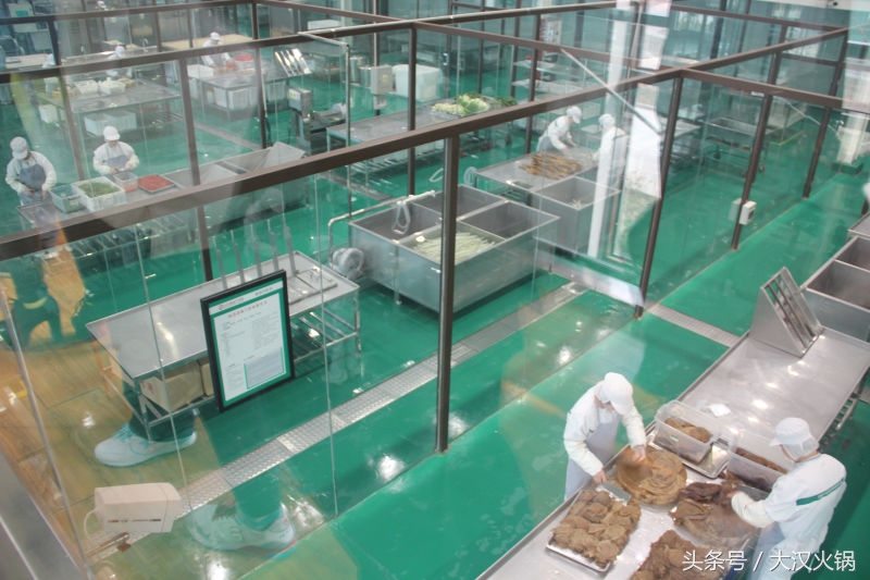 他在濮阳建了个34000平米的火锅基地，就为卖一份人均50元的火锅