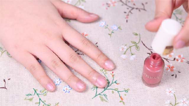 抹指甲油有什么用,油性指甲油和水性指甲油怎么卸掉