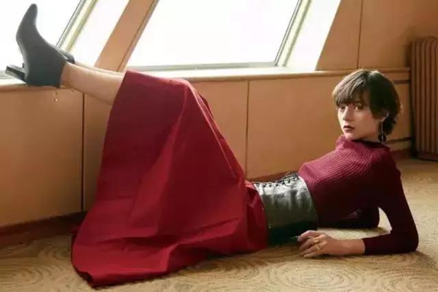 适合冬天小女生穿的黑色马丁靴,适合年轻小姐姐穿的衣服