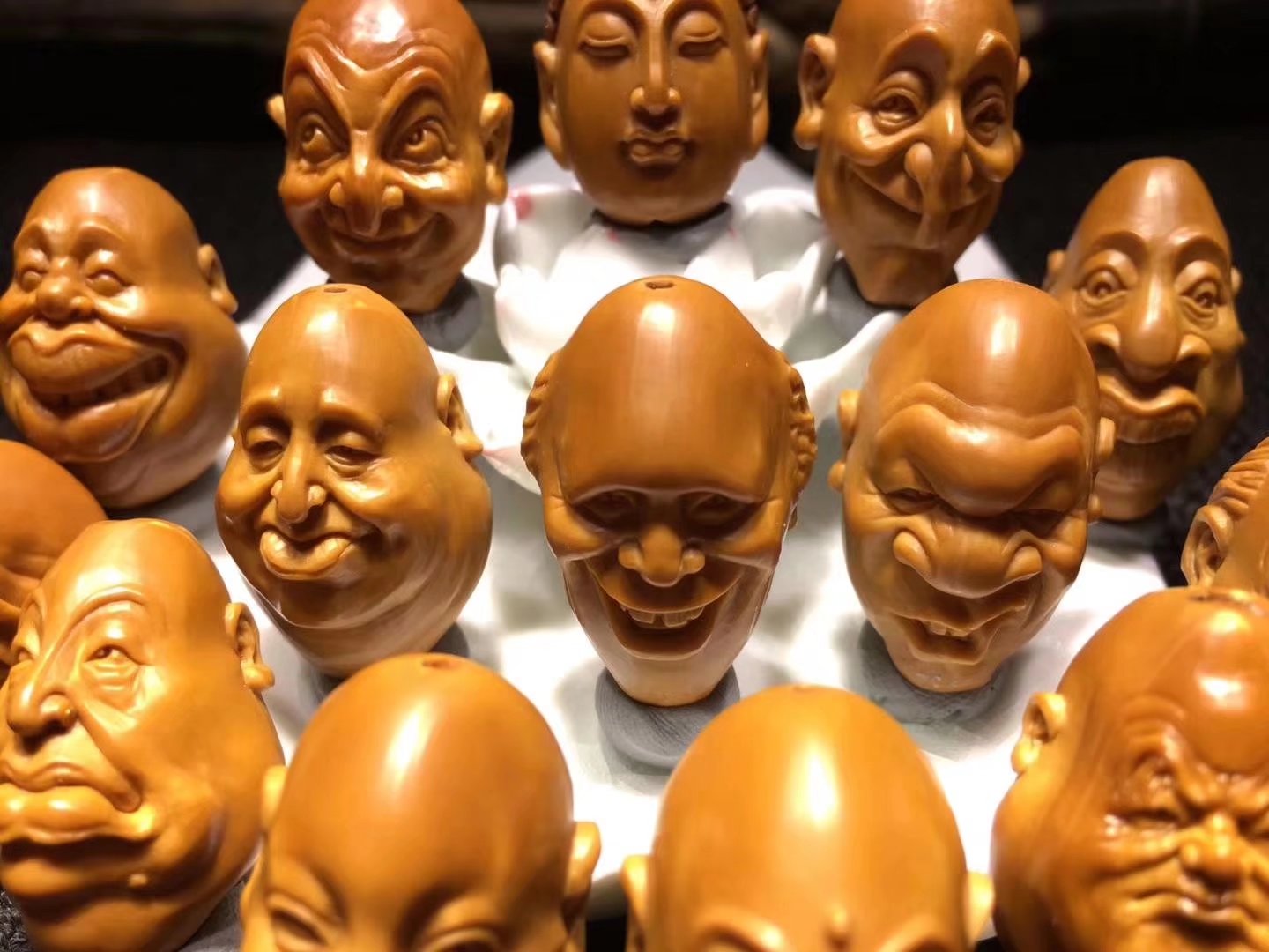 橄榄核雕中雅玩，憨豆，格格巫，泰森，爱因斯坦