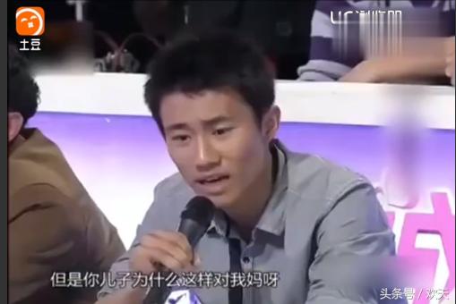 45岁妈妈爱上儿子的同班同学,还当众穿婚纱求婚!尴尬了!