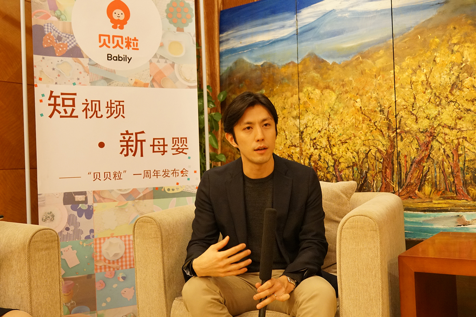 这个叫ChitokuTOSU外国人不但有颜值而且喜欢带娃泡美术馆