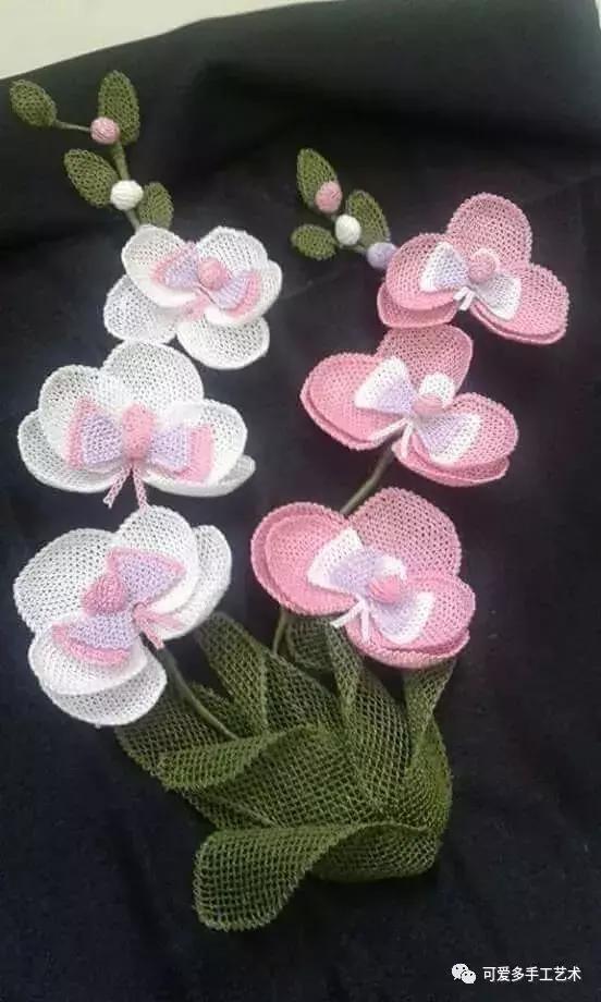 只是用针穿上了线不断绕圈打结，做出来的仿真花竟然比钩的还好看