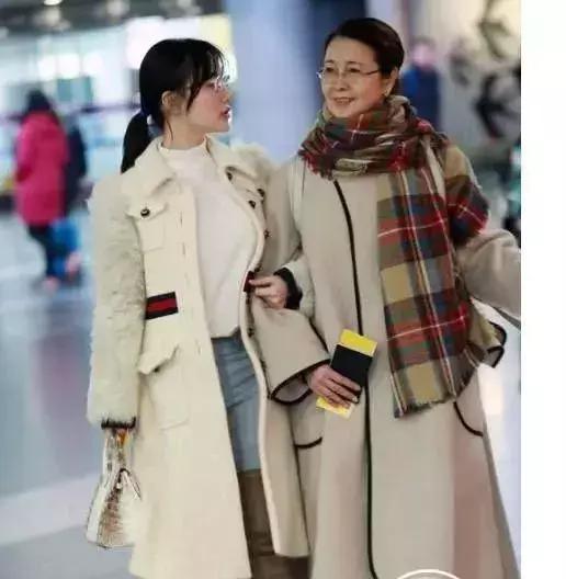 赵薇用的包包牌子,李小璐和赵薇现在怎么样了