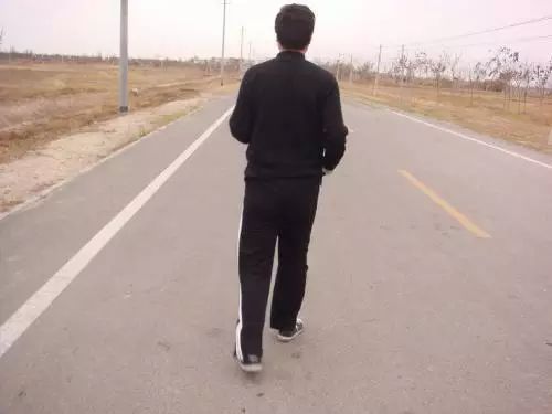 倒走减肥正确姿势,瘦身最快的方法7天瘦30斤运动方式