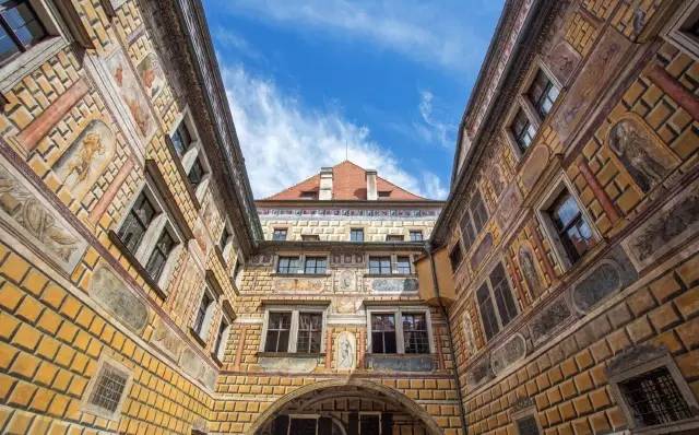 恋与制作人伴你身边,恋与制作人在你身边选谁比较好