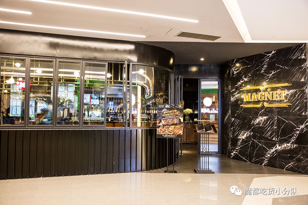 端不动的鱼缸鸡尾酒，边嚼边喝