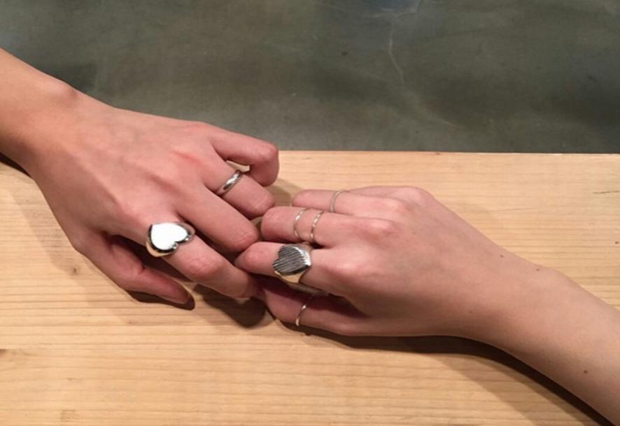 戒指戴在哪个手指最合适女生,戒指的戴法和意义十个手指女生