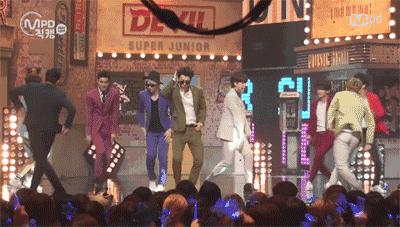 爱上SuperJunior的老少年们，大概是因为简简单单的情深义重吧！