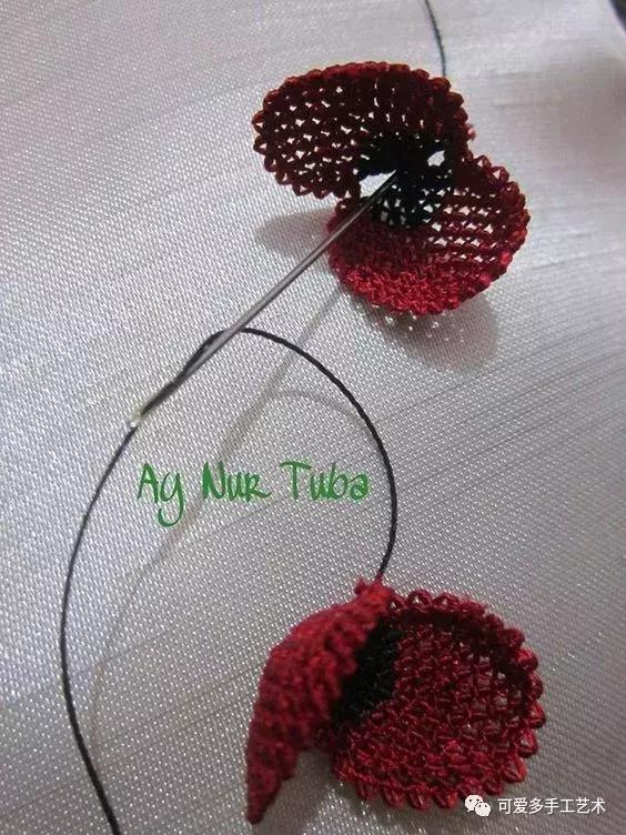 只是用针穿上了线不断绕圈打结，做出来的仿真花竟然比钩的还好看