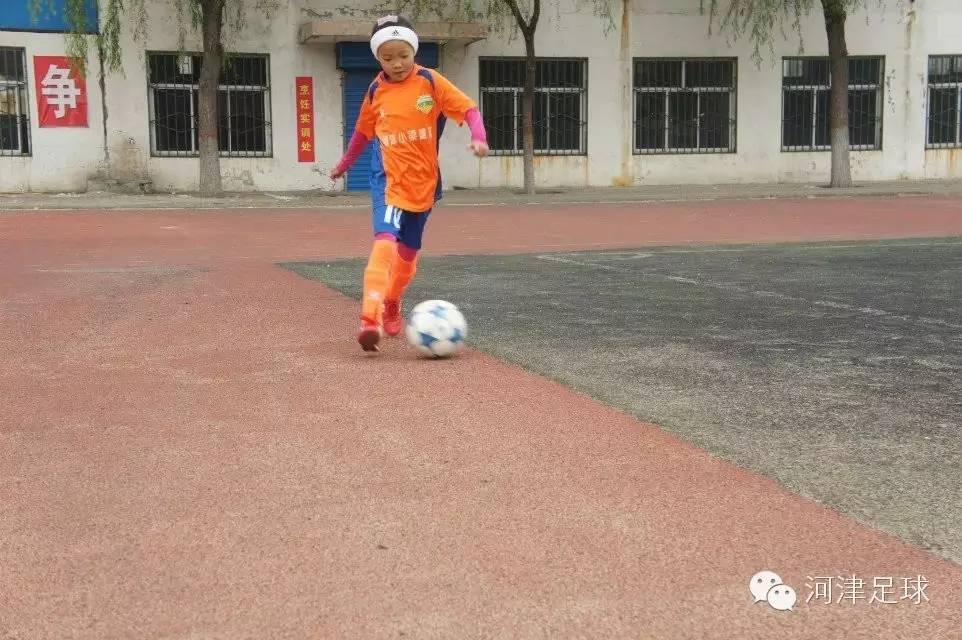 有一个会踢球的女孩真好,足球是一个美丽的女人