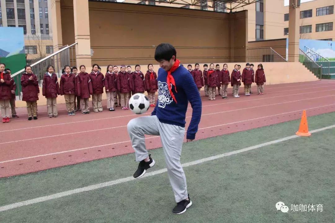 这所学校建成没几年，就被定为全国足球特色学校，厉害了！