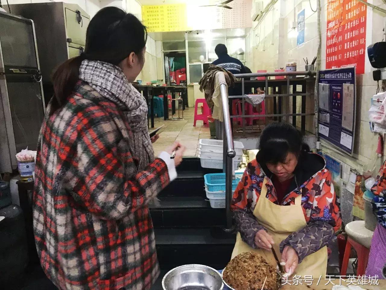 短短一条三百米的街，竟让人从白天走到黑夜……