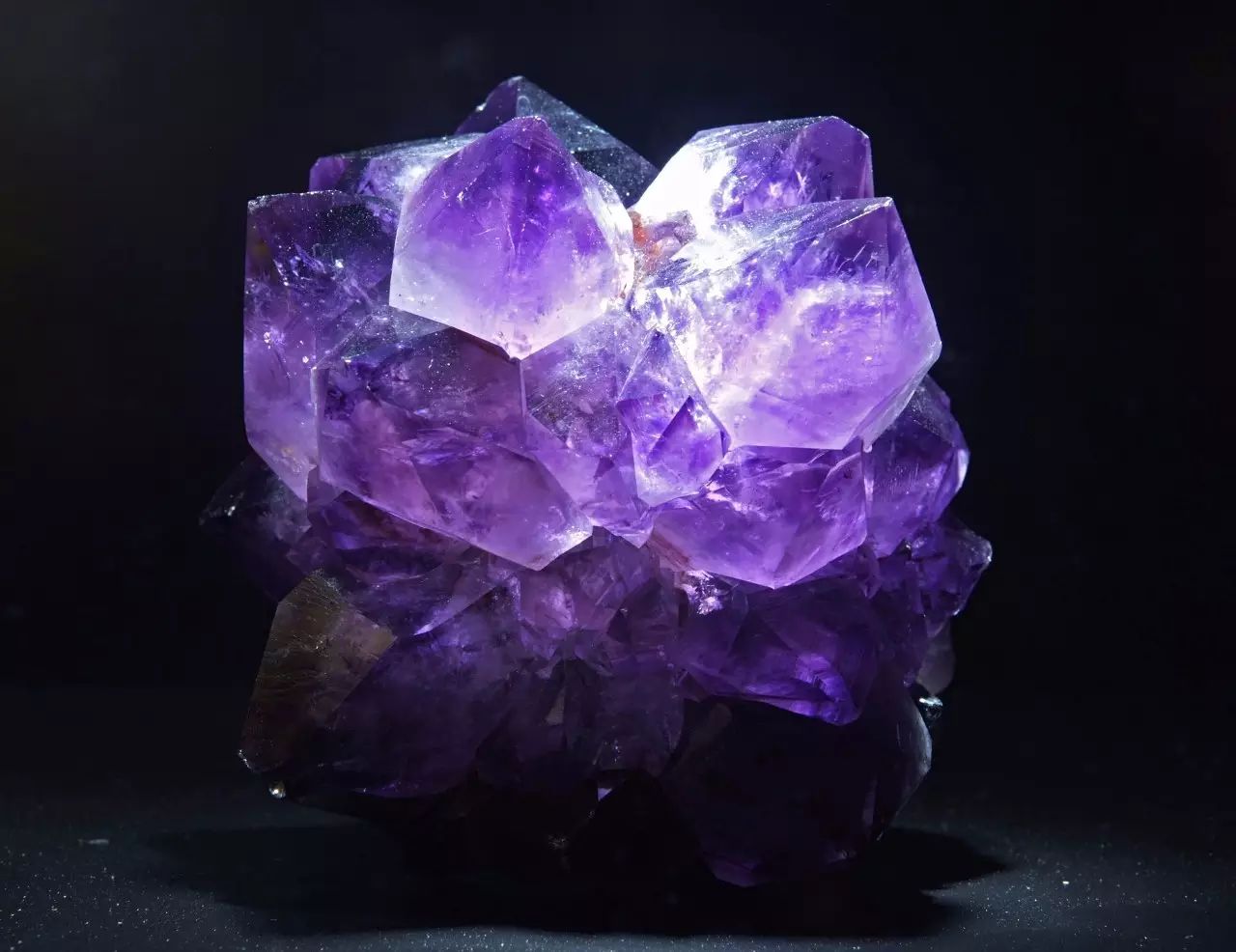 五行珠宝佩戴注意事项,翡翠珠宝五行属什么