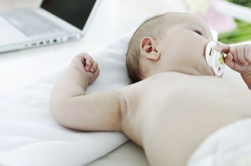 婴儿呛奶急救,婴儿从鼻子和嘴里吐奶怎么回事