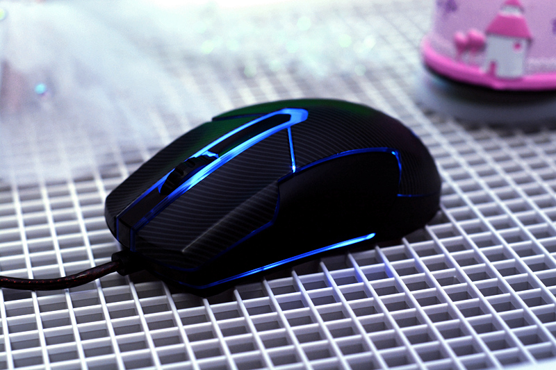 如果说樱桃是买盒子送键盘,那I-ROCKS锆Zr-60算是买盒子送鼠标了