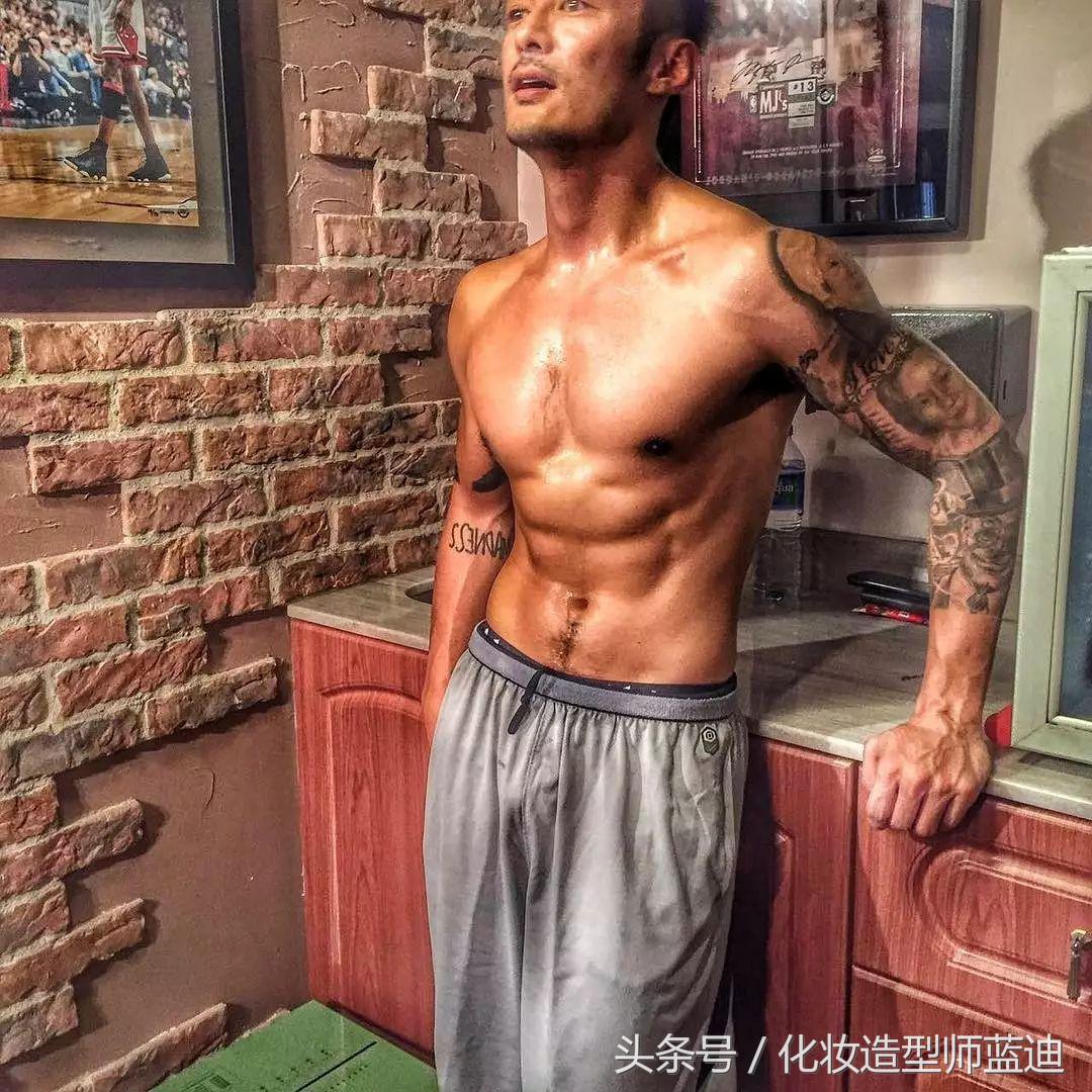 皮肤偏黑的男生怎么穿搭才好看,180皮肤黑的男生怎么搭配