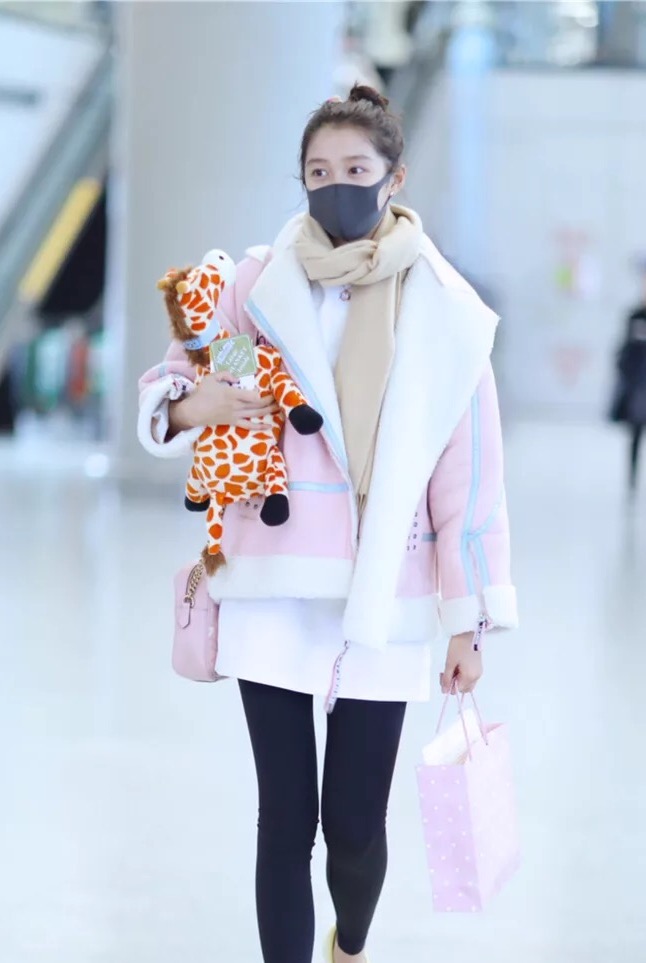 羊羔毛修身机车外套怎么搭配 (羊羔绒鹿皮绒机车服外套搭配)