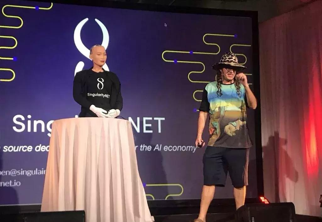 你只看到Sophia的争议，却不知道她可能在背后大把捞金