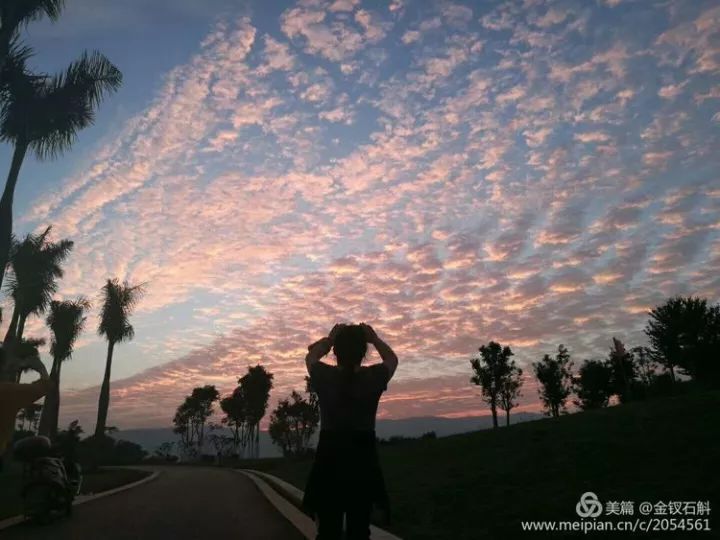 云南楚雄出现大片七彩祥云,七彩祥云云南大理