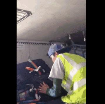 美女血拼五个Coach包带回国,然而,打开行李的一瞬间,啥都没了