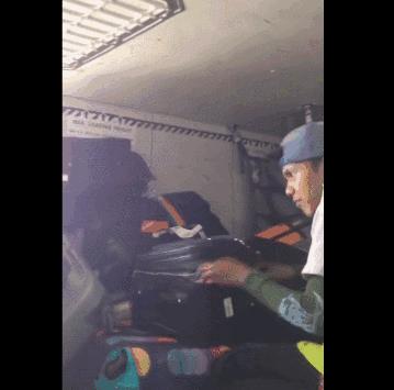 美女血拼五个Coach包带回国,然而,打开行李的一瞬间,啥都没了