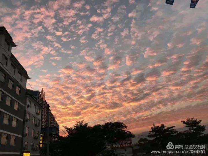 云南楚雄出现大片七彩祥云,七彩祥云云南大理