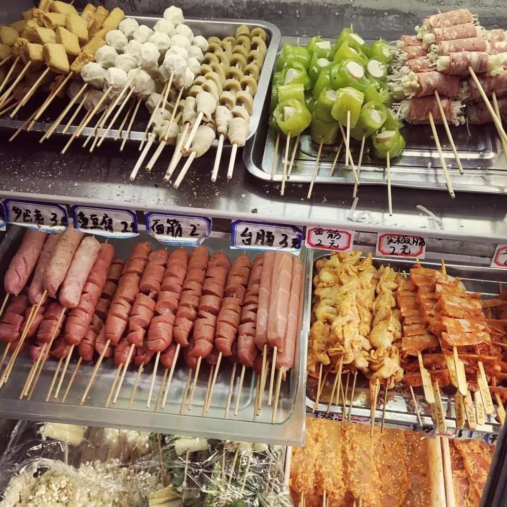 一家刚开业的小吃店,夫妻开了一家臭豆腐小吃店