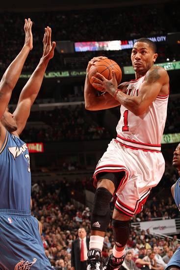 “扭麻花式”上篮谁最夸张？欧文云淡风轻，威少像踩风火轮！