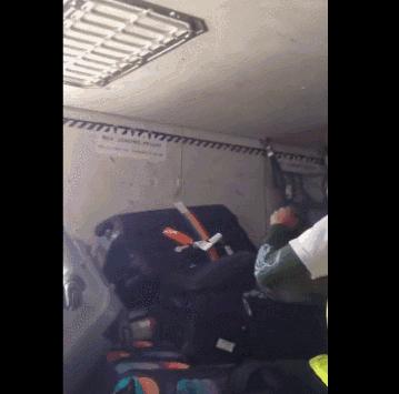 美女血拼五个Coach包带回国,然而,打开行李的一瞬间,啥都没了