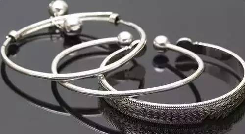 银手镯以前戴很亮最近手镯变黑了,戴银手镯手镯变黑是怎么回事