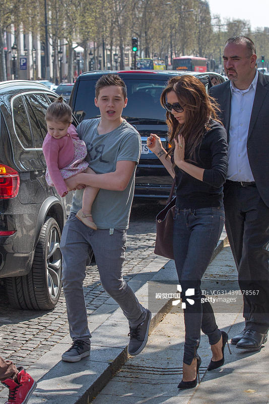 布鲁克林O型腿严重致身高成迷，妹妹小七可要负责到底