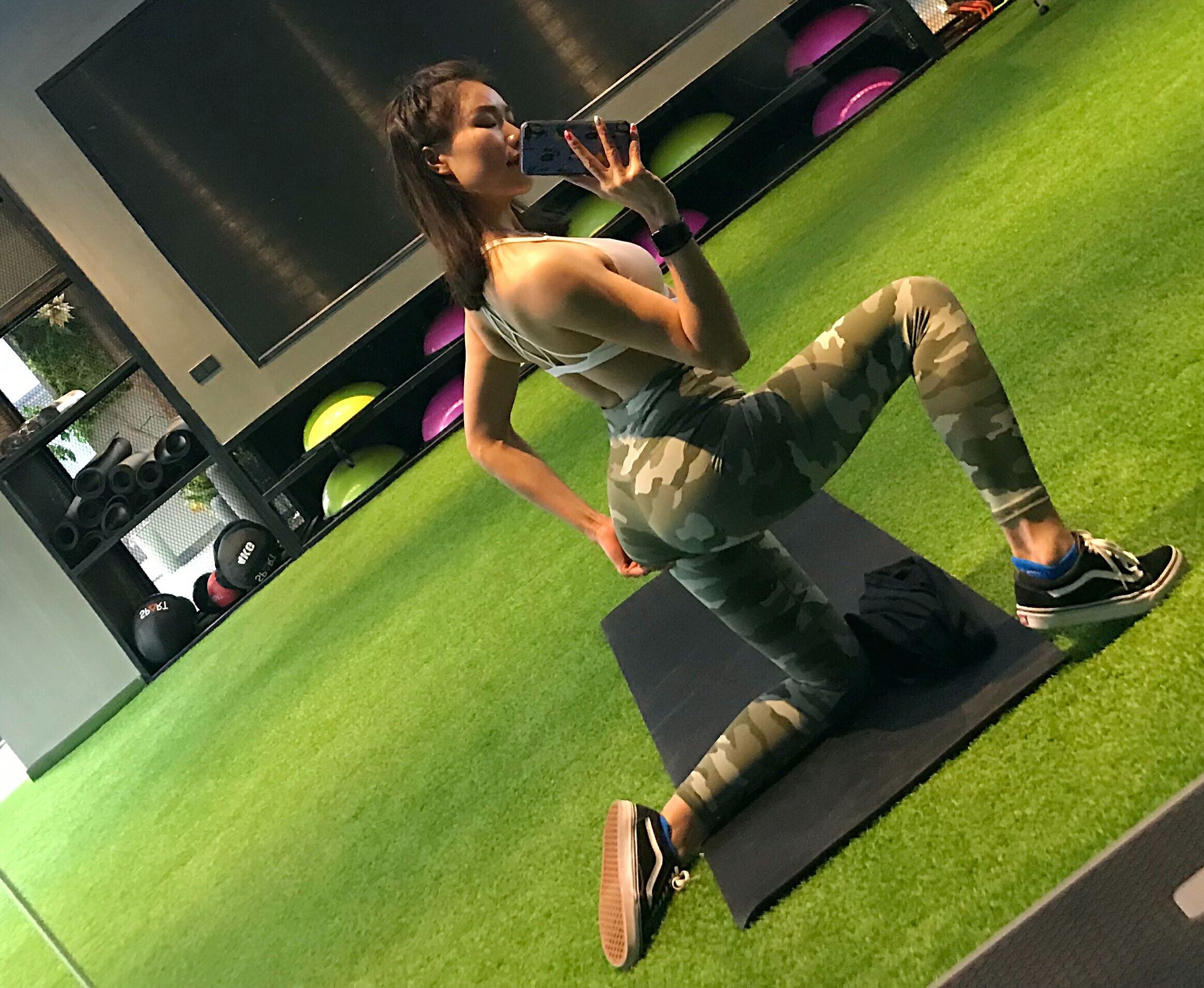 史密斯机半蹲负重主练哪里肌肉,史密斯龙门架做负重俯卧撑