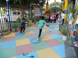 中班户外游戏小兔子跳,小兔子运球亲子游戏