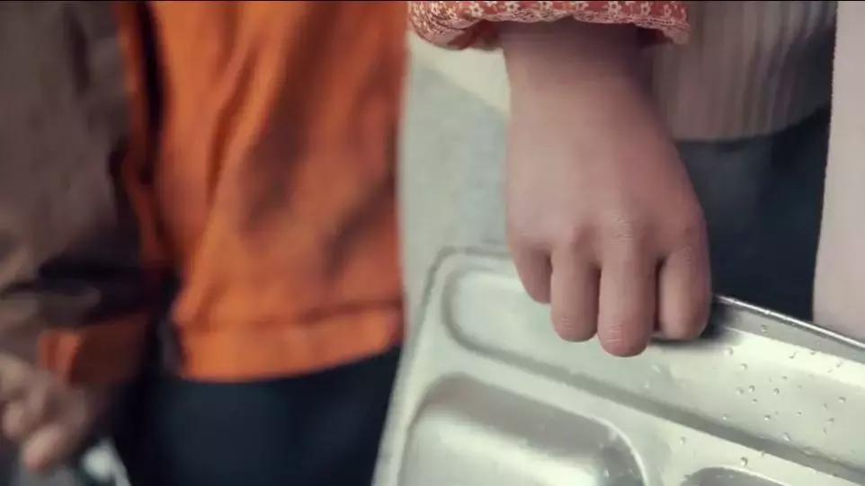 全网都在心疼这个男孩原视频,全网都在心疼这个十九岁男孩