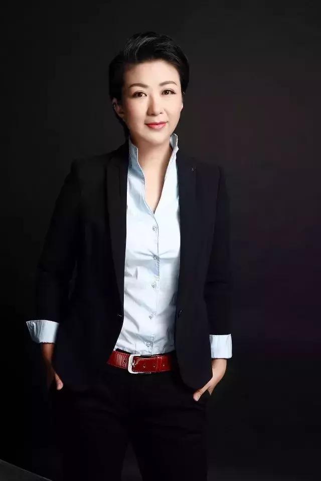 大佟小议专访文绣30年龙头企业掌门人：吴承洁，活出老姐范儿