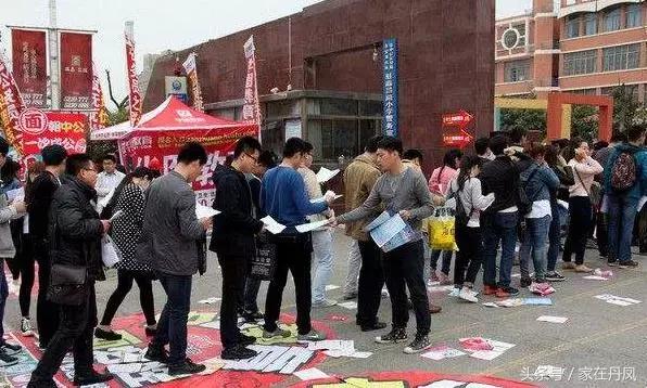 昨天晚上,大家都在广场抬头看一块屏幕!