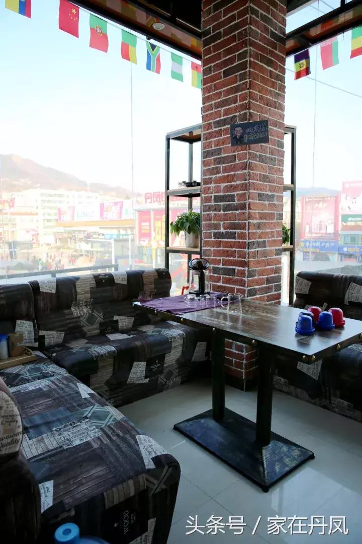 昨天晚上,大家都在广场抬头看一块屏幕!